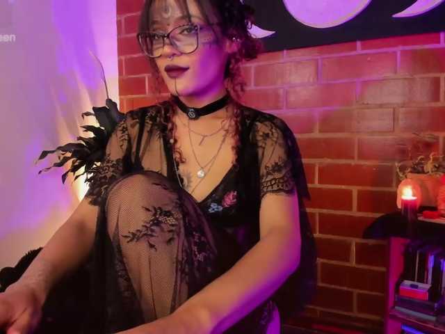CurlyScarlett13 live cam on BongaCams