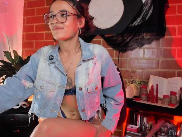 CurlyScarlett13 live cam on BongaCams