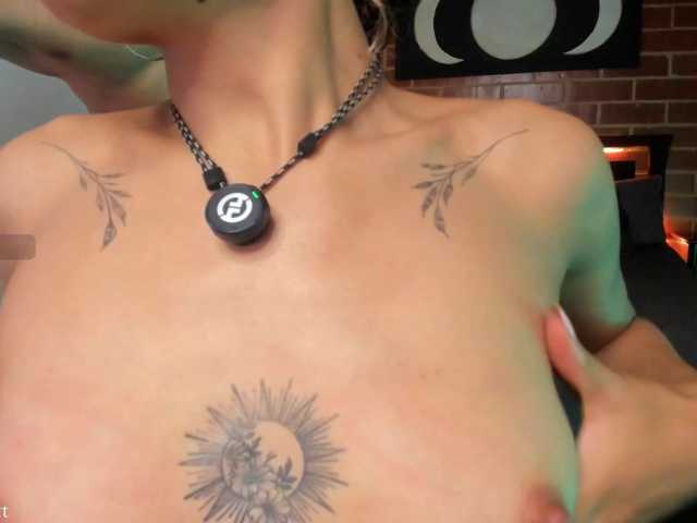 CurlyScarlett13 live cam on BongaCams