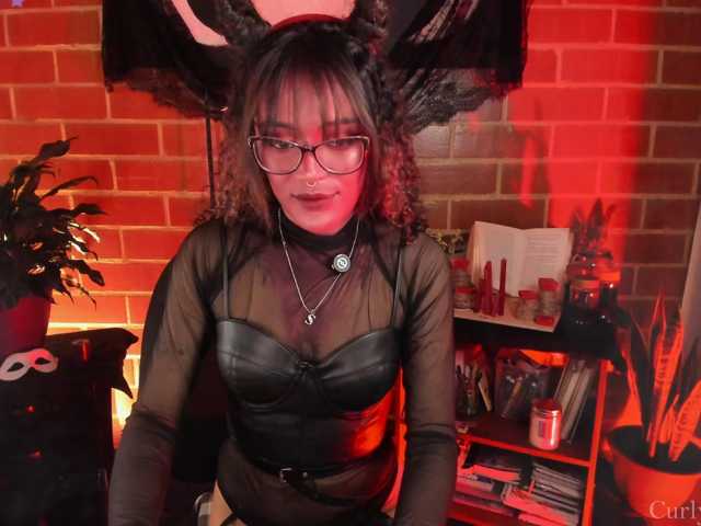 CurlyScarlett13 live cam on BongaCams