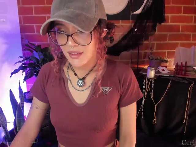 CurlyScarlett13 live cam on BongaCams