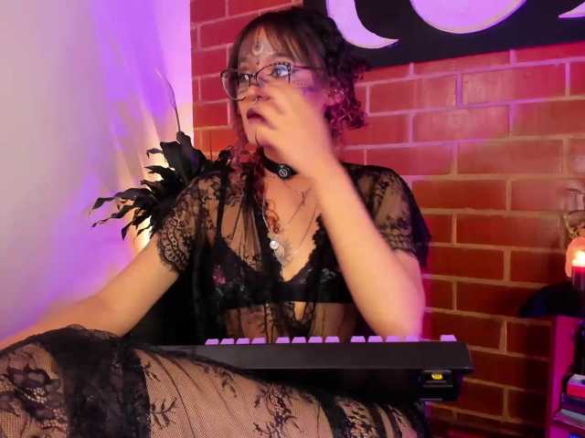 CurlyScarlett13 live cam on BongaCams