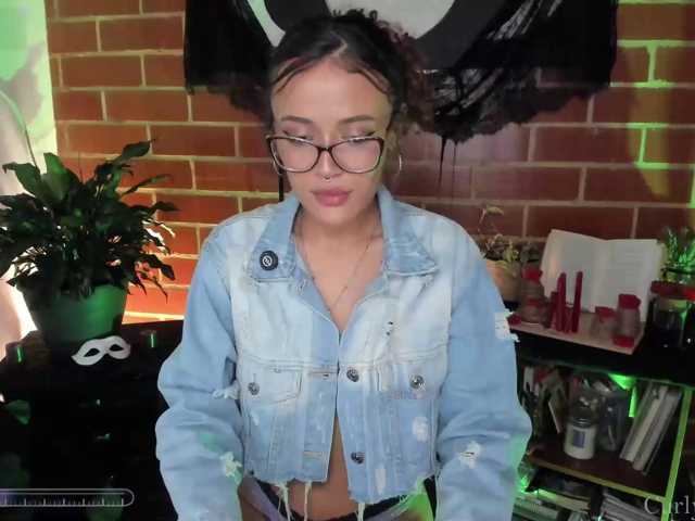 CurlyScarlett13 live cam preview