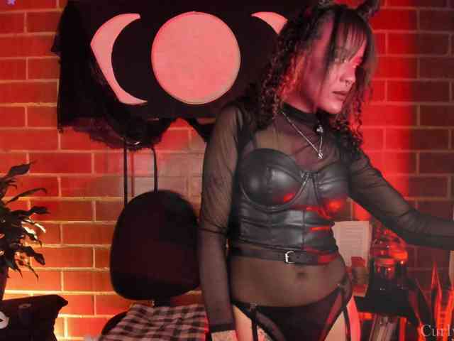 CurlyScarlett13