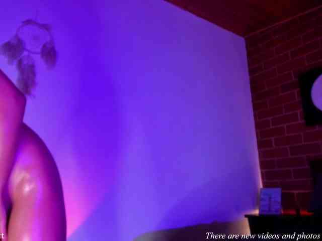 CurlyScarlett13 webcam