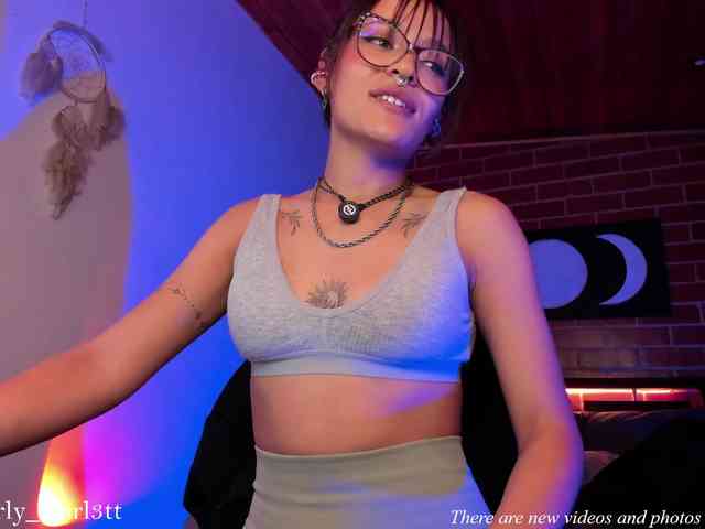CurlyScarlett13 webcam