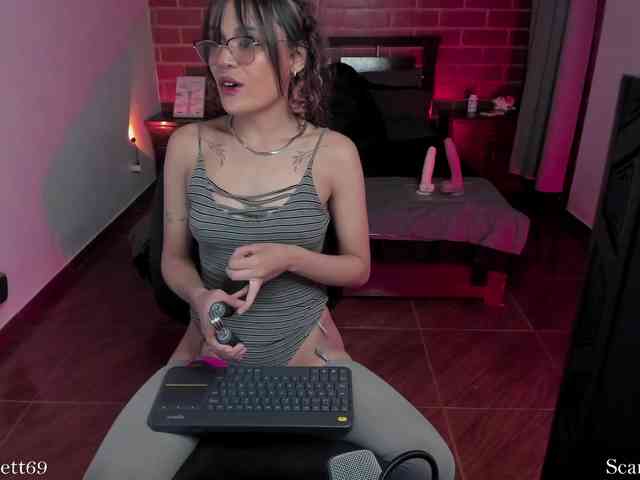 CurlyScarlett13 webcam