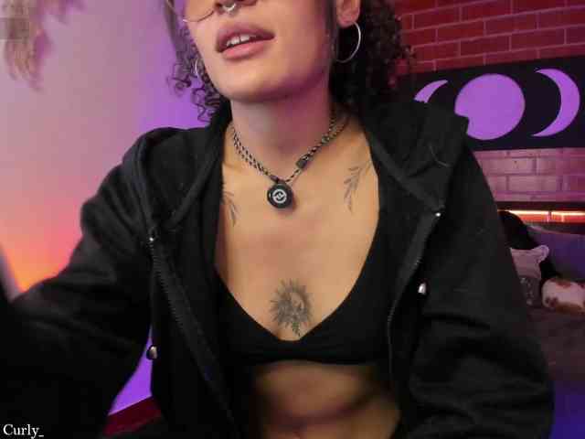 CurlyScarlett13 webcam