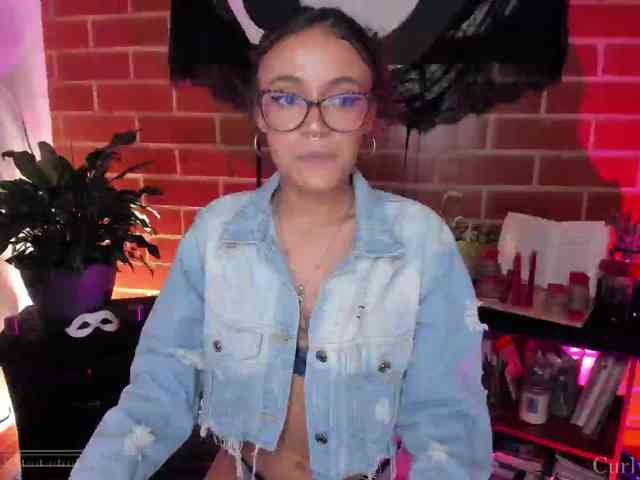 Modelo: CurlyScarlett13