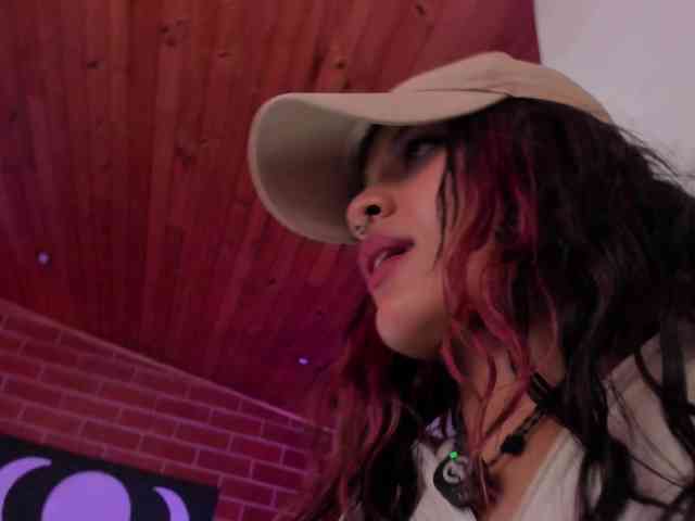 CurlyScarlett13 webcam