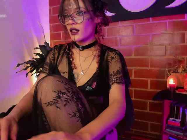 CurlyScarlett13 webcam