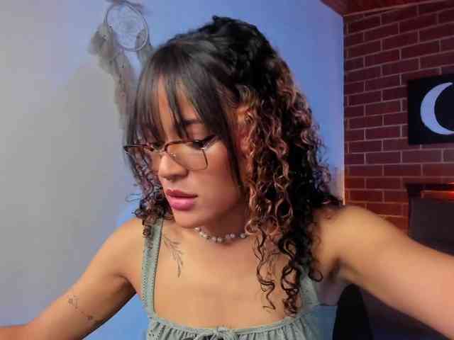 CurlyScarlett13 webcam