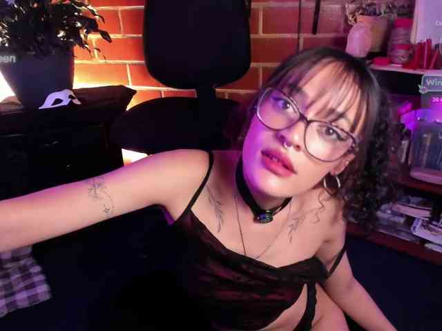 Model: CurlyScarlett13