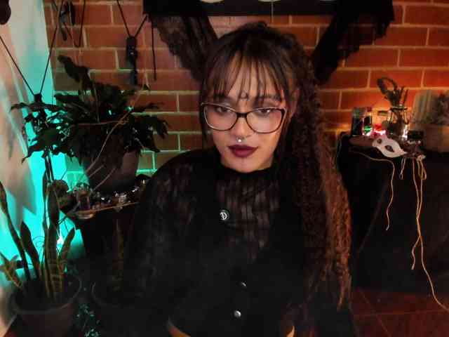 CurlyScarlett13 webcam