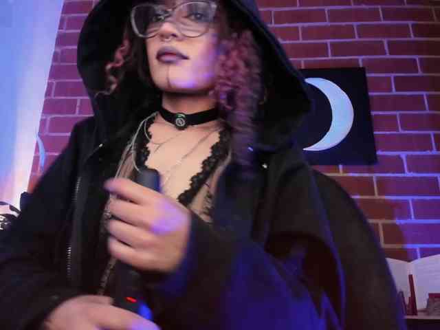 CurlyScarlett13 webcam