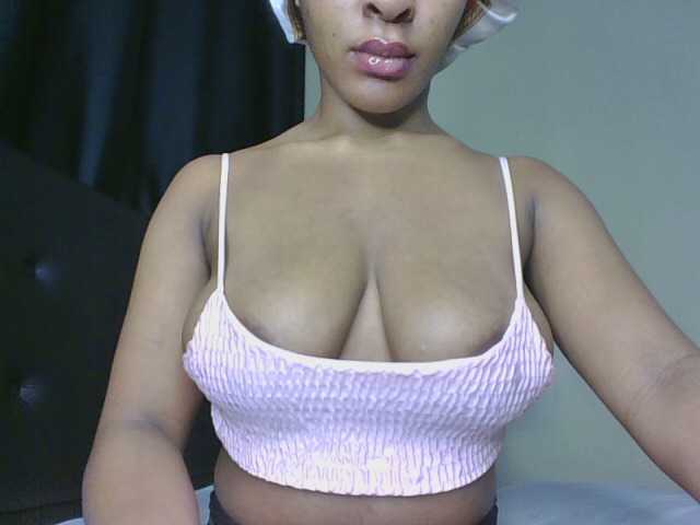 Sweet-Aura live cam on BongaCams