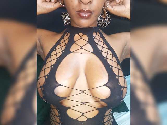 Sweet-Aura live cam on BongaCams