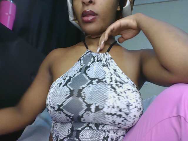 Sweet-Aura live cam on BongaCams