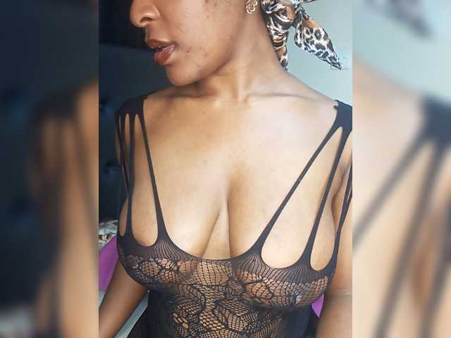 Sweet-Aura live cam on BongaCams
