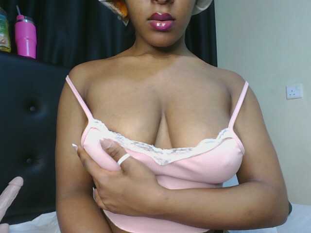 Sweet-Aura live cam on BongaCams