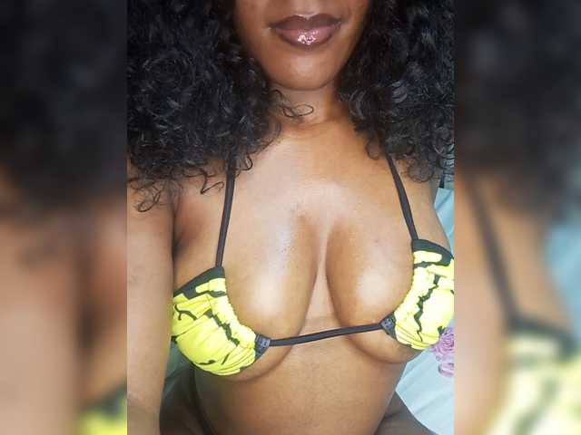 Sweet-Aura live cam on BongaCams