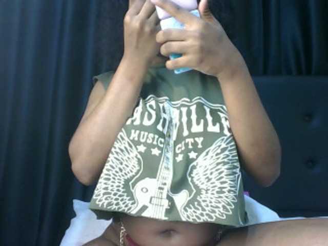 Sweet-Aura's BongaCams show and profile