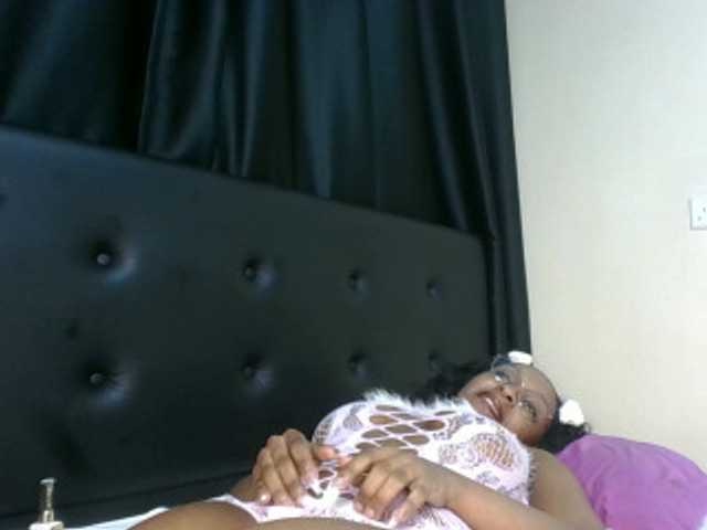 Sweet-Aura live cam on BongaCams