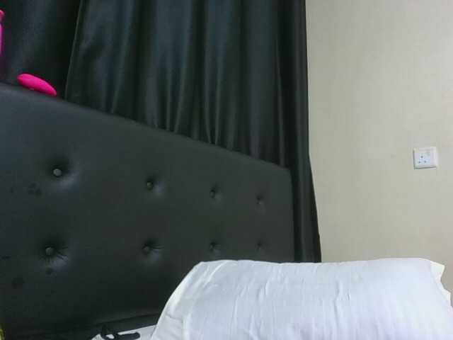 Sweet-Aura live cam on BongaCams