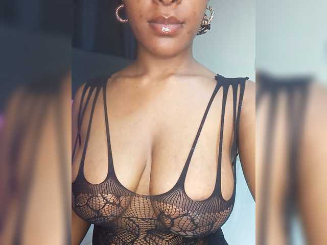 Sweet-Aura live cam on BongaCams