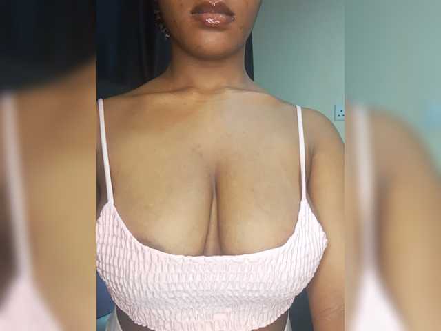 Sweet-Aura live cam on BongaCams