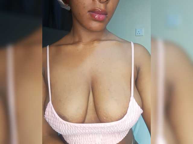 Sweet-Aura live cam on BongaCams