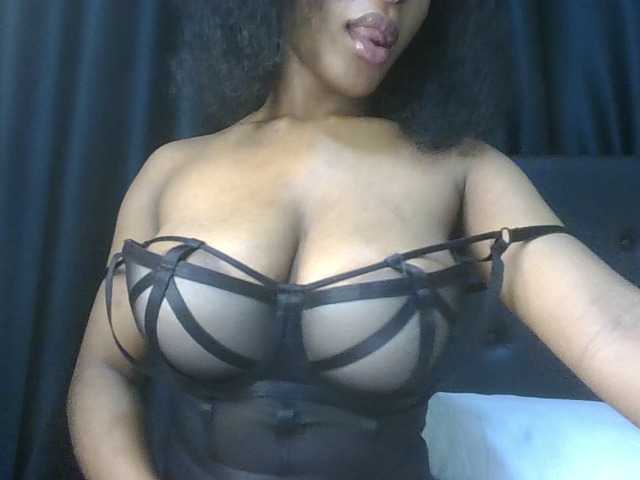 Sweet-Aura's BongaCams show and profile