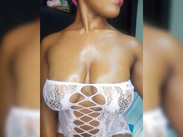 Sweet-Aura live cam on BongaCams
