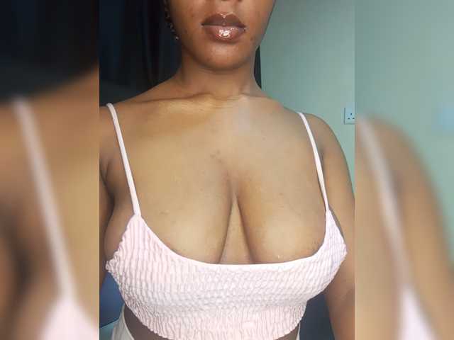 Sweet-Aura live cam on BongaCams