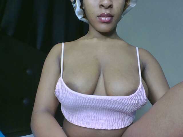 Sweet-Aura live cam on BongaCams