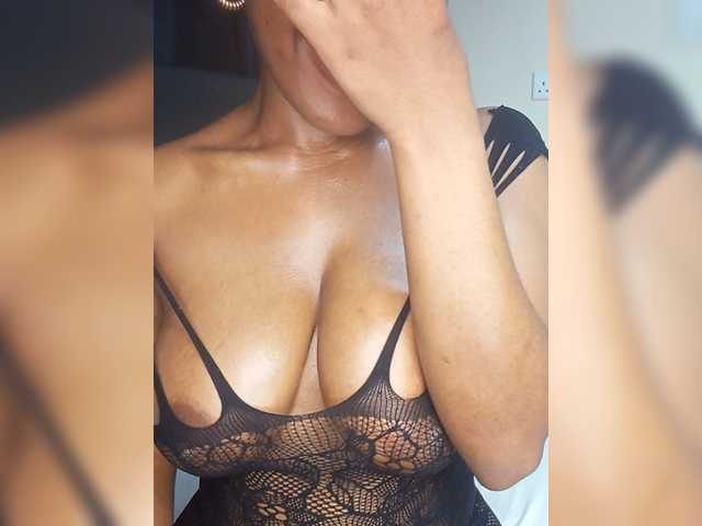Sweet-Aura live cam on BongaCams