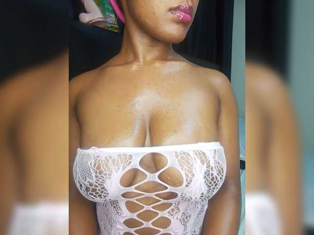 Sweet-Aura live cam on BongaCams