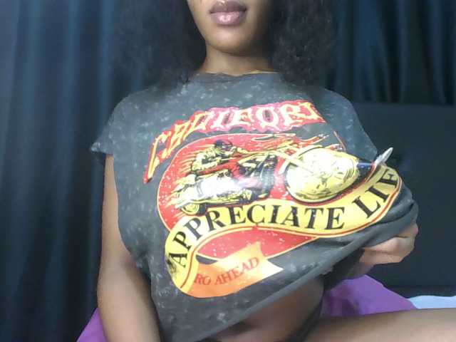 Sweet-Aura's BongaCams show and profile