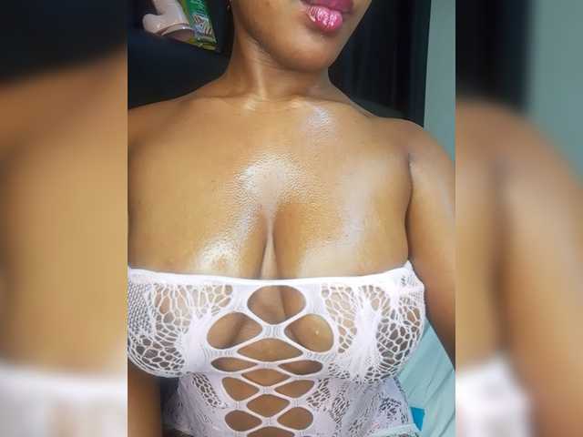 Sweet-Aura live cam on BongaCams