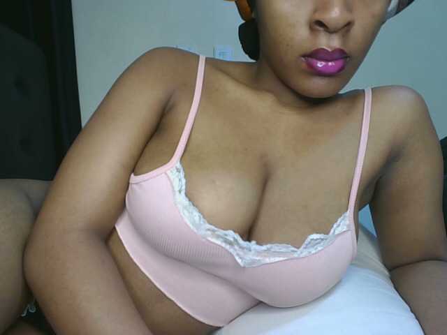 Sweet-Aura live cam on BongaCams