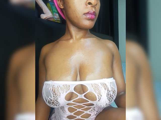 Sweet-Aura live cam on BongaCams