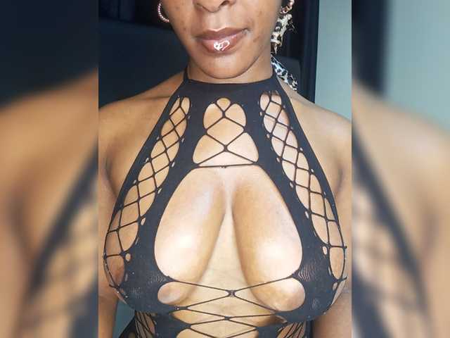 Sweet-Aura live cam on BongaCams