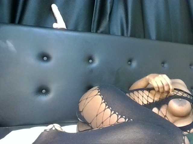 Sweet-Aura live cam on BongaCams