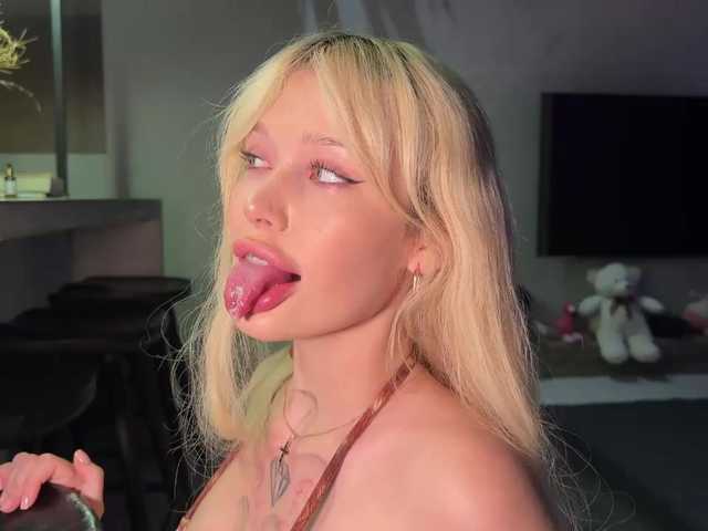 goldenalinee live cam on BongaCams