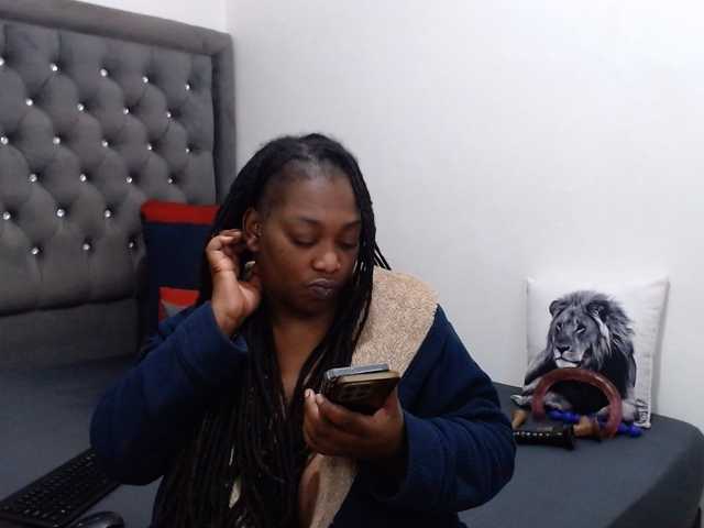 le modèle ChocSexcBeast est en webcam porno dans un show sur le site bongacams, il possède les tags suivants: Ebony,Brunette,Trimmed