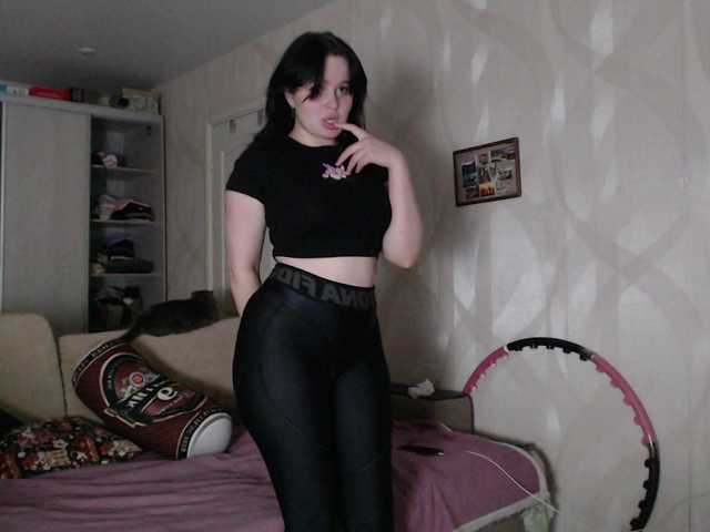 Lizzi-Peach live cam on BongaCams