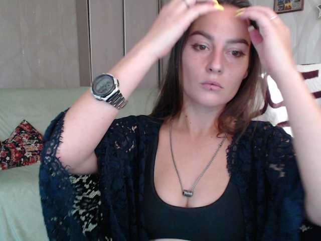 Lizzi-Peach live cam on BongaCams