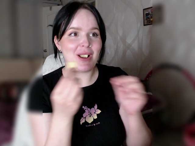 Lizzi-Peach live cam on BongaCams