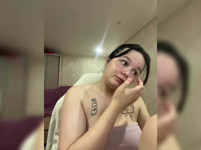Lizzi-Peach live cam on BongaCams