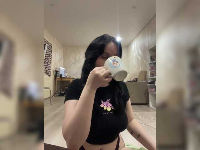 Lizzi-Peach live cam on BongaCams